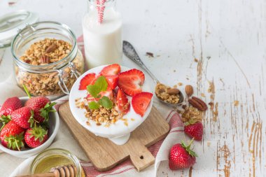 Kahvaltı - yoğurt granola ve straberries ile