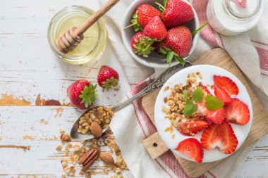 Kahvaltı - yoğurt granola ve straberries ile
