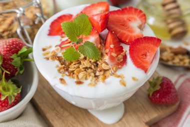 Kahvaltı - yoğurt granola ve straberries ile