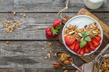 Kahvaltı - yoğurt granola ve straberries ile