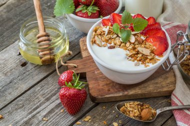 Kahvaltı - yoğurt granola ve straberries ile