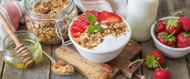 Kahvaltı - yoğurt granola ve straberries ile