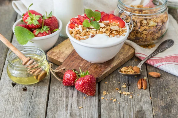 Kahvaltı - yoğurt granola ve straberries ile — Stok fotoğraf