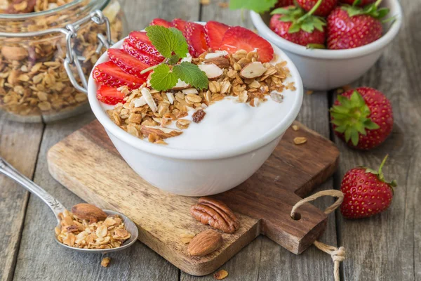 Ontbijt - yoghurt met muesli en straberries — Stockfoto