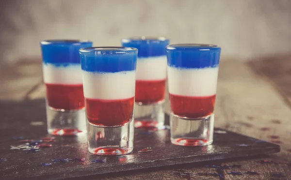 Konzept zum Unabhängigkeitstag - flaggenfarbene kurze Cocktails auf rustikalem Hintergrund — Stockfoto