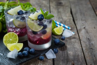 Böğürtlenli mojito rustik ahşap zemin üzerine