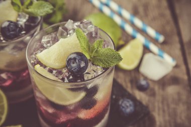 Böğürtlenli mojito rustik ahşap zemin üzerine