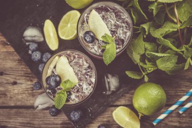 Böğürtlenli mojito rustik ahşap zemin üzerine