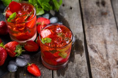 Çilek mojito ve malzemelerin rustik arka plan üzerine