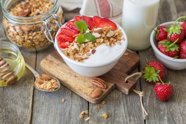 Kahvaltı - yoğurt granola ve straberries ile