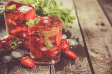 Çilek mojito ve malzemelerin rustik arka plan üzerine