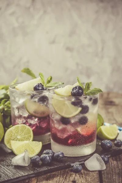 Blueberry mojito em fundo de madeira rústica — Fotografia de Stock