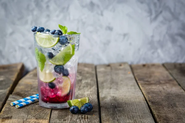 Blueberry mojito üveg rusztikus háttér — Stock Fotó