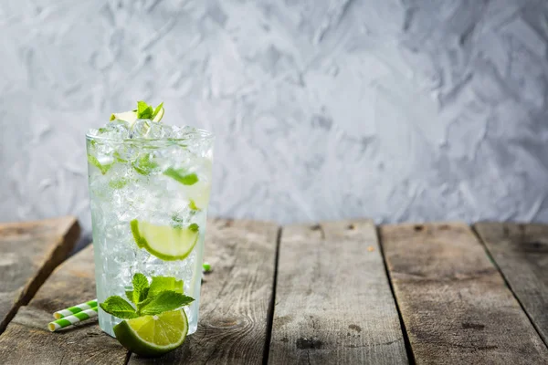 Mojito em vidro sobre fundo de madeira rústica — Fotografia de Stock