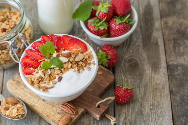 Kahvaltı - yoğurt granola ve straberries ile — Stok fotoğraf