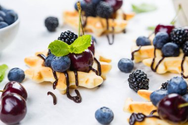 Çikolata ve çilek ile ev yapımı gözleme