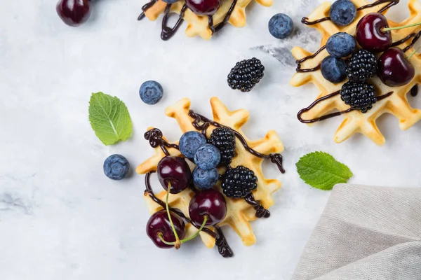 Gofres caseros con chocolate y bayas —  Fotos de Stock