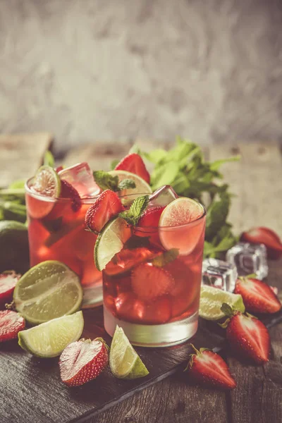 Jahodové mojito a ingredience na rustikální pozadí — Stock fotografie