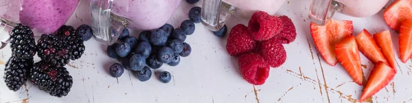 Выбор красочных напитков из ягод детоксикации на деревянном фоне — стоковое фото