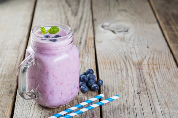 ガラスの瓶にブルーベリー jogurt スムージー — ストック写真