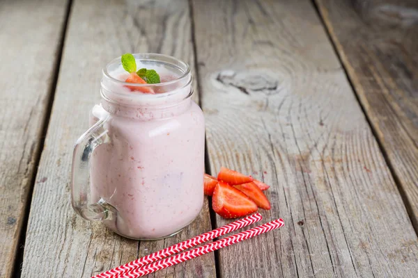 Smoothie φράουλα γιαούρτι σε γυάλινο βάζο — Φωτογραφία Αρχείου