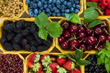 sepet içinde taze çilek