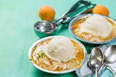 Kayısı kek vanilyalı dondurma ile