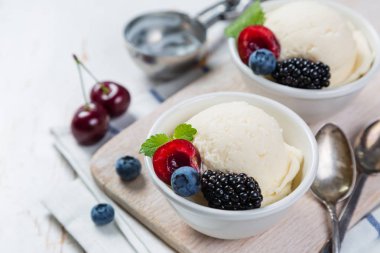 Böğürtlenli dondurma.