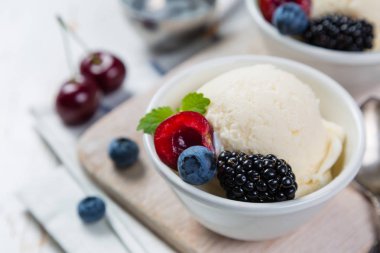 Böğürtlenli dondurma.