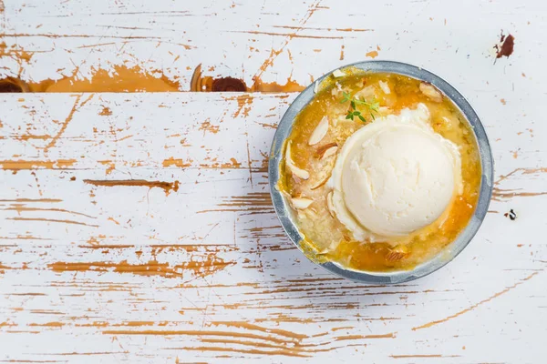 Abrikoos crumble met vanille-ijs — Stockfoto