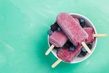 Berry dondurma rustik ahşap zemin üzerine