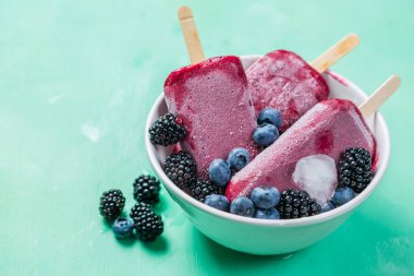 Berry dondurma rustik ahşap zemin üzerine