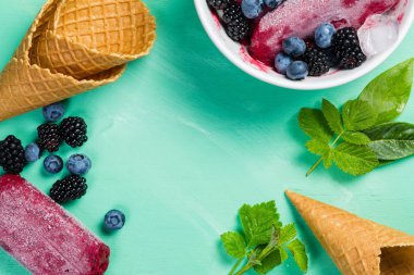 Berry dondurma rustik ahşap zemin üzerine