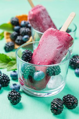 Berry dondurma rustik ahşap zemin üzerine