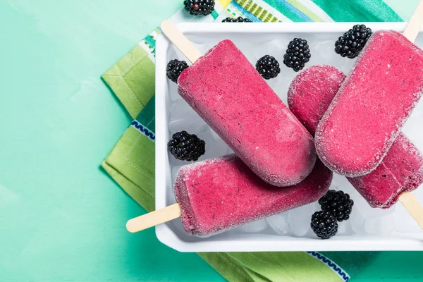 Berry dondurma rustik ahşap zemin üzerine