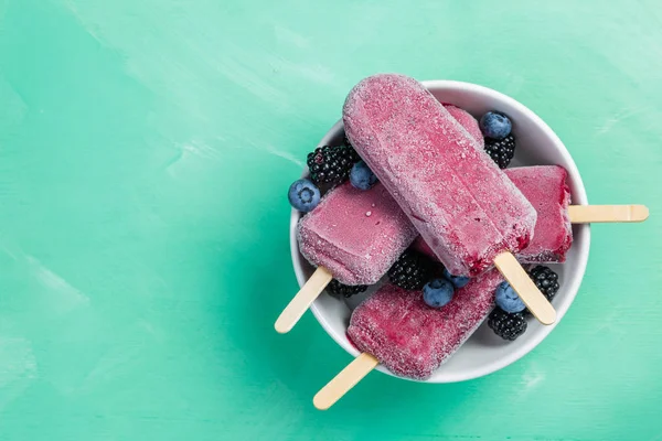 Berry dondurma rustik ahşap zemin üzerine