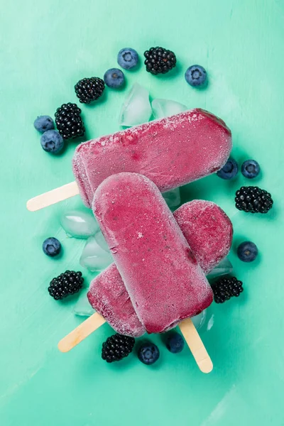 Berry dondurma rustik ahşap zemin üzerine