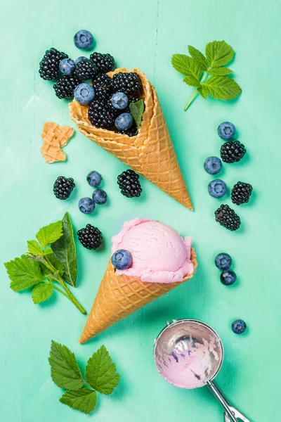 Berry dondurma rustik ahşap zemin üzerine