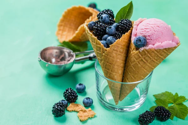 Berry dondurma rustik ahşap zemin üzerine