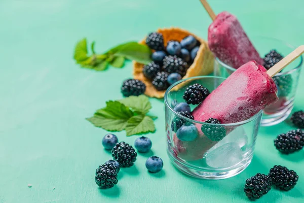 Berry dondurma rustik ahşap zemin üzerine