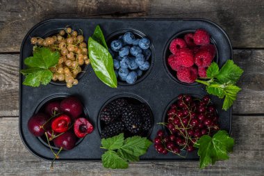 Çilek formunda cupcake - sağlıklı tatlı kavramı yelpazesi