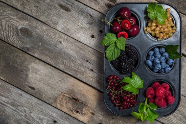 Çilek formunda cupcake - sağlıklı tatlı kavramı yelpazesi