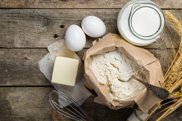 Baking concept - ingredients on rustic wood background — Stock Photo, Image