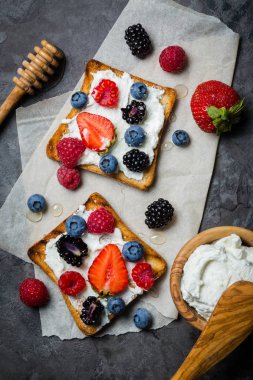 Peynir fıstık ezmesi ve çilek ile tost yelpazesi