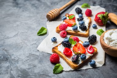 Peynir fıstık ezmesi ve çilek ile tost yelpazesi