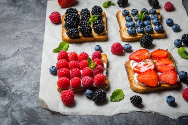 Peynir fıstık ezmesi ve çilek ile tost yelpazesi