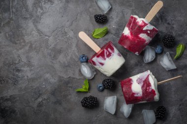 Rustik arka plan üzerinde Berry popsicles