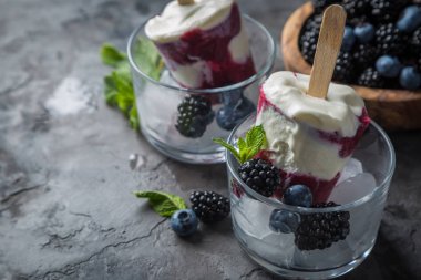 Rustik arka plan üzerinde Berry popsicles