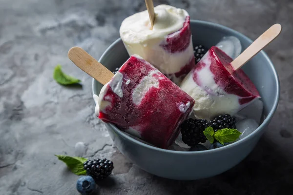 Berry popsicles na tle rustykalnym — Zdjęcie stockowe