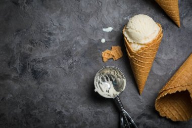Rustik arka plan üzerinde vanilyalı dondurma